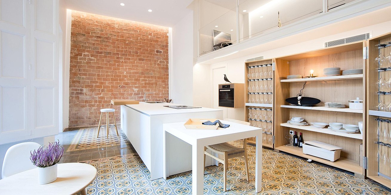 Cocina bulthaup como elemento central del espacio en apartamento de Girona