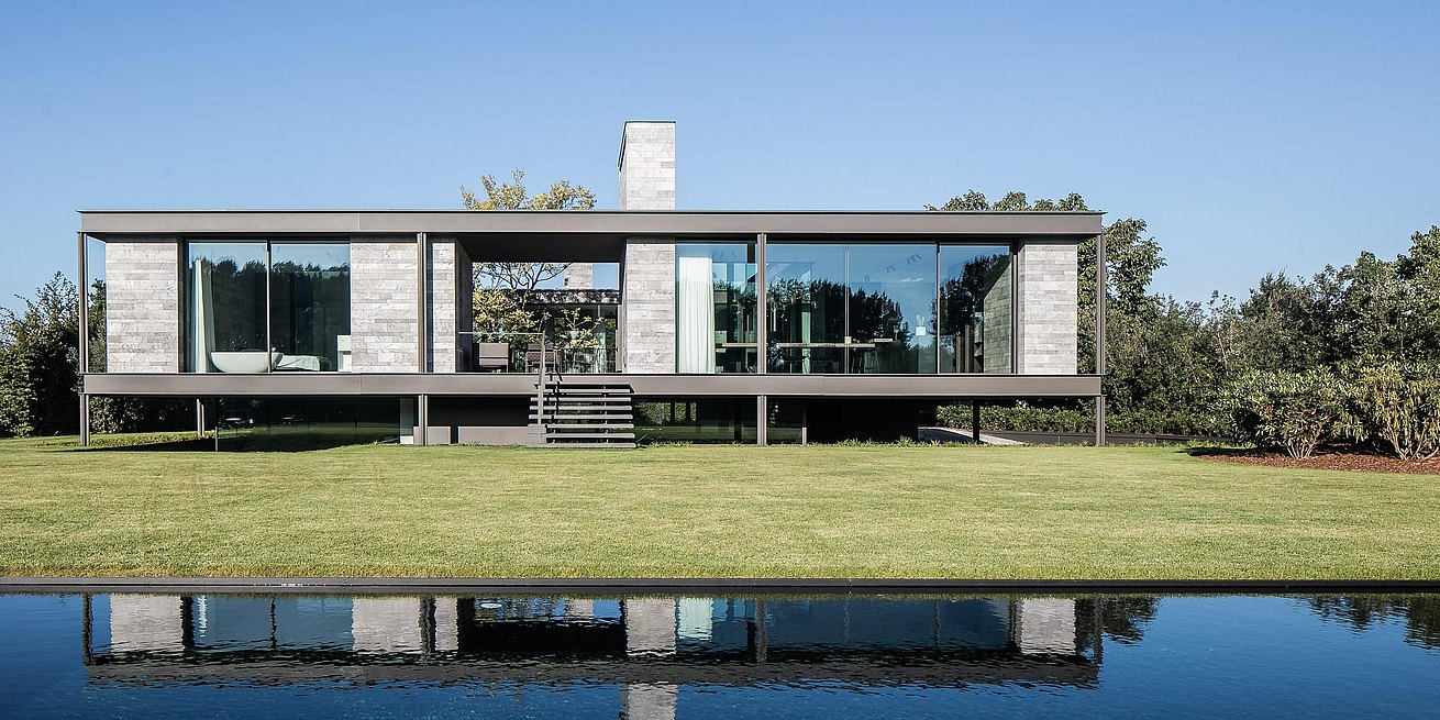 De paalwoning gezien vanuit de tuin.