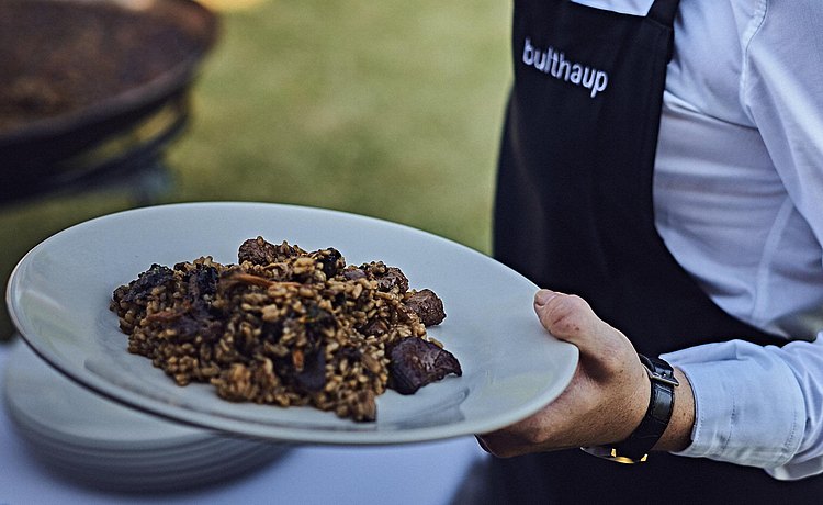 El chef Jordi Vilà cocinó para todos los asistentes una paella de setas de temporada y salchichas.